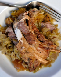 Country-style Pork Ribs with Onions, Apples and Sauerkraut